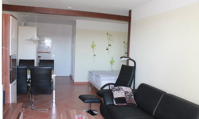 Holm Apartment | The east-facing apartment is 40 m&sup2; in size and is located on the 5th floor of the "Eckernförde" house. A double bed and a double bunk bed in the separate bedroom offer space for a maximum of 4 people. The fully furnished one-bedroom.