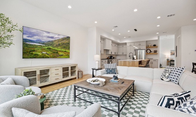 Oak Lawn House | The Eastwood Escape - New Luxury Townhome – 3BR/3.5BA + Rooftop Deck in Oak Lawn