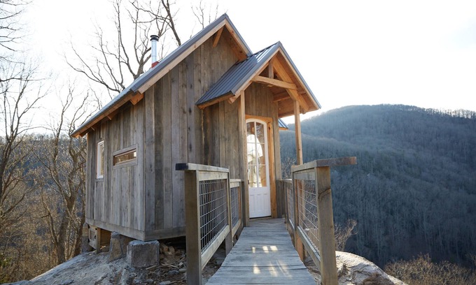 Fletcher Cabin | The Edge of Adventure ~ Breathtaking Cliffside Gem Off Grid-Cabin Adventure!