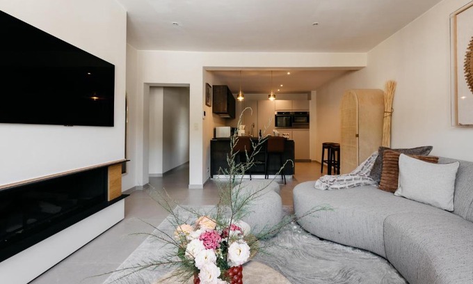 Jambes Apartment | The Edgewater Suites - SKYLINE