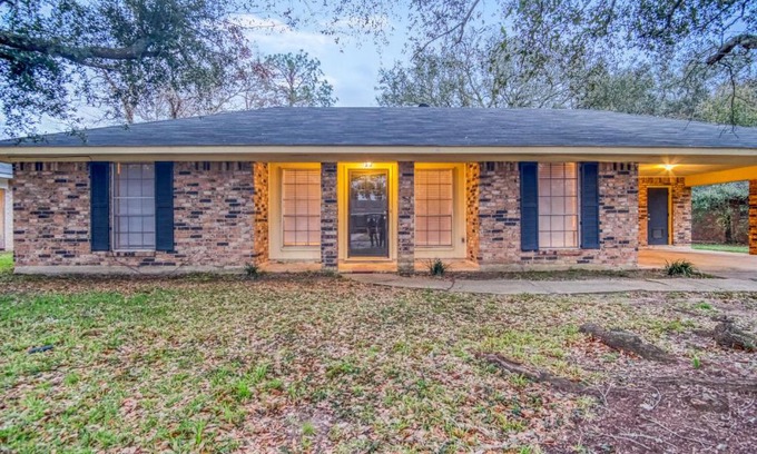 Alexandria Villa | The Ellis House. In quiet neighborhood!