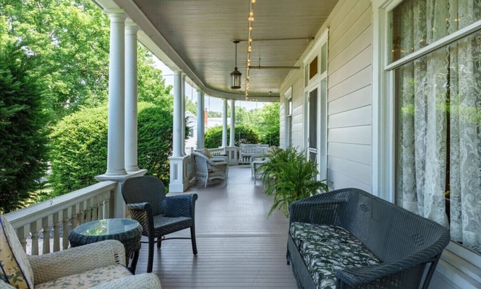 Timberville House | The Elora - Spacious Luxury Historic Retreat