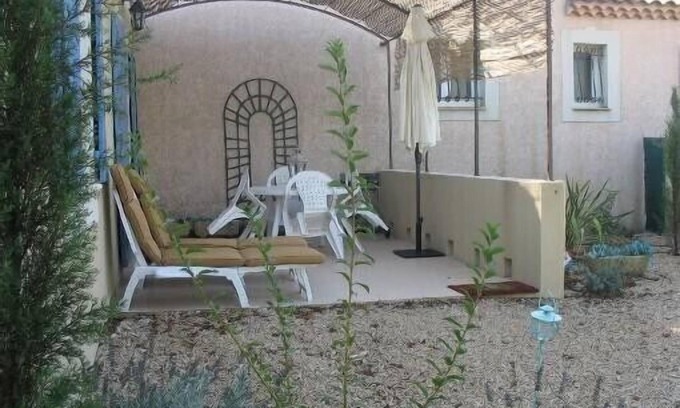 Pernes-les-Fontaines Cottage | The Enclos des Fontaines gite located in the pearl of the county