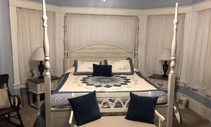 Hamilton Bed & Breakfast | The Estate Room at Shoal Creek B&B