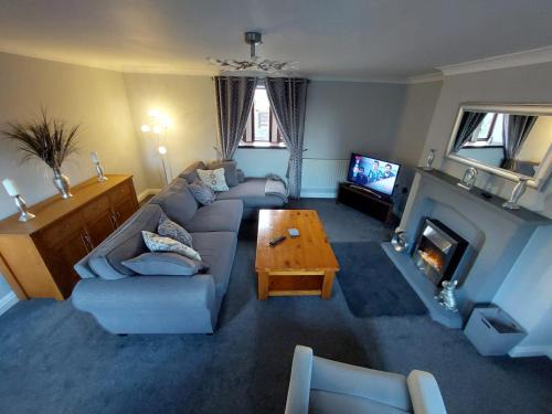 Leeds House | The Farm House Modern spacious 2 bedroom home at Tong road Leeds perfect for contractors free secure parking