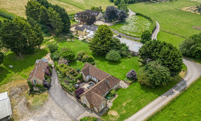 Chippenham House | THE FARM HOUSE @ NABLES FARM, family friendly in Upper Seagry