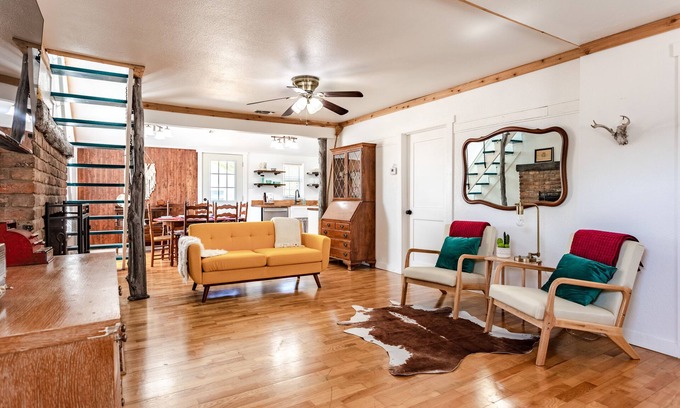 Crawford Other | The Farmhouse - 15min from Waco
