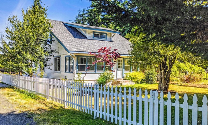 Sequim House | The Farmhouse Cozy 4 Bedroom Escape with Hot Tub