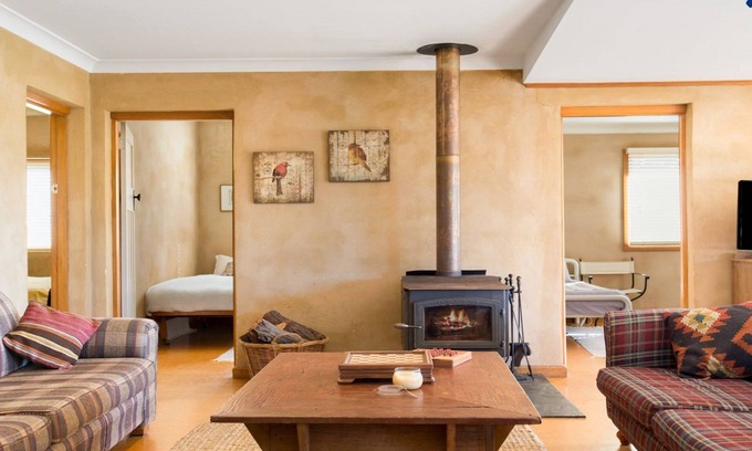 Canyonleigh House | The Farmhouse — Relax in a rustic private sanctuary, pet and family friendly