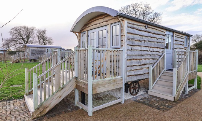 Ryther Cottage | THE FENTON, character holiday cottage, with a garden in Tadcaster