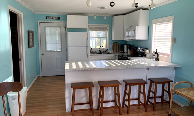 McCutcheon Field Cottage | “The Fishbowl” - The Perfect Surf City Intimate Beach Cottage!