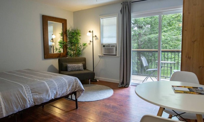 Harrison Hot Springs Apartment | The Flats at Cedar Springs | Full Kitchen & Steps to Lake