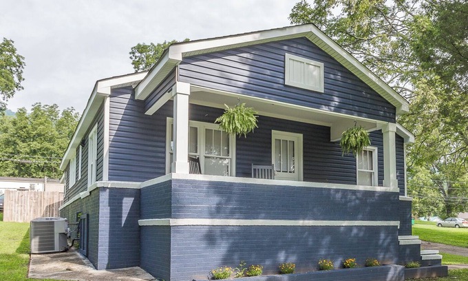 South Pittsburg House | The Fleetwood - Charming Cottage with Game Room