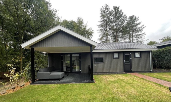 Municipality of Rhenen House | The Forest Cottage Deluxe is located right on the edge of the forest!
