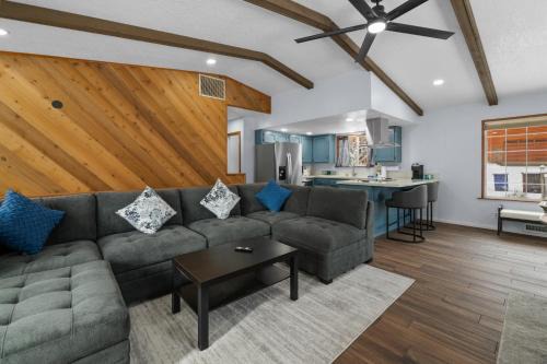Whispering Forest House | The Fox Den - Hot Tub, Smart TV, Electric Fireplace