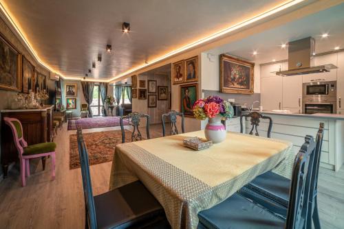 Veliko Tarnovo House | The Gallery Guest House - Garden and Garage