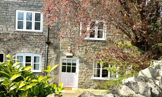Inchbrook House | THE GARDEN COTTAGE, pet friendly, with open fire in Nailsworth