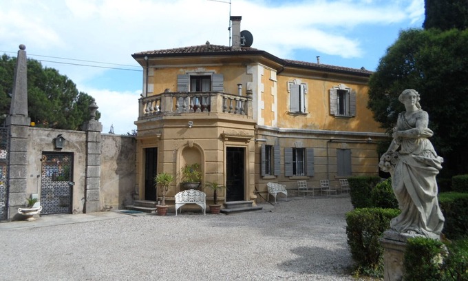 San Pietro in Cariano Villa | The Gate Lodge is a 180 Mq Villa with Park
