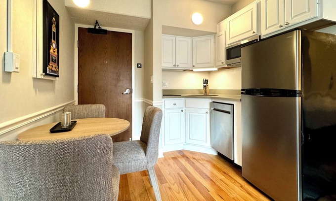 Evanston Apartment | The Gem Museum Suites