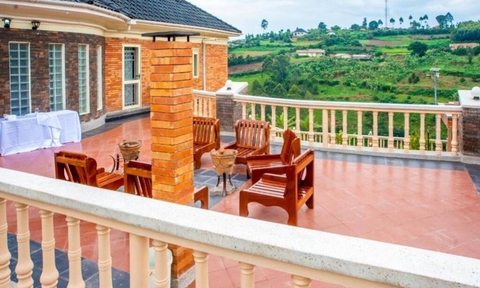 Kabale Bed & Breakfast | The Georges' Residence : King Room with Mountain Viewn