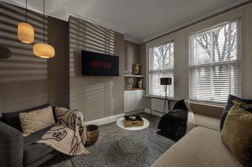 Plymouth House | THE GETAWAY! 3 Bed House - Plymouth - Sleeps 7 - Free Parking - Habita Property