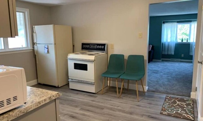 Niagara Falls Apartment | The Gianna One Bedroom UPPER, close to Falls & Casino!