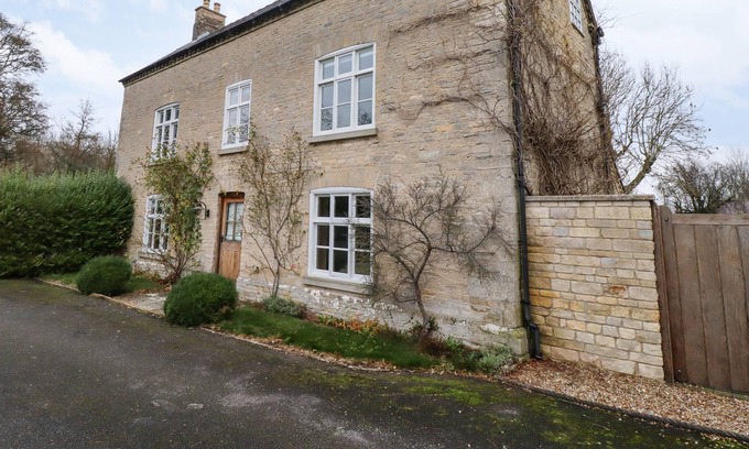 Sleaford Cottage | THE GLEBE, pet friendly, with hot tub in Burton Pedwardine