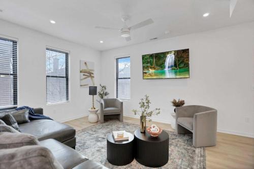 Downtown Columbus House | The Golden Hour - Luxury and Rooftop Hot Tub