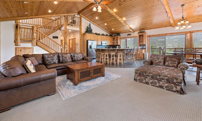 Castle Glen Estates House | The Golden Oak Retreat