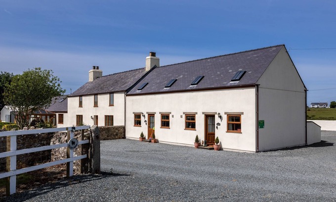 Llanfaelog House | The Granary - A two bed, pet-friendly holiday cottage