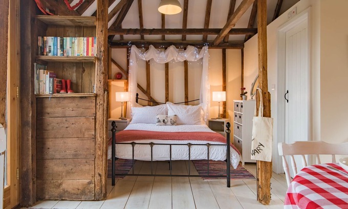 Petham Cottage | The Granary by Bloom Stays - cute lodge sleeps 2 guests in 1 bedroom