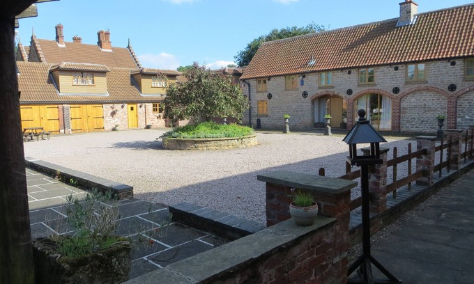 Newark upon Trent House | The Granary Cottage, 10 acres set within the gated grounds of Newstead Abbey.