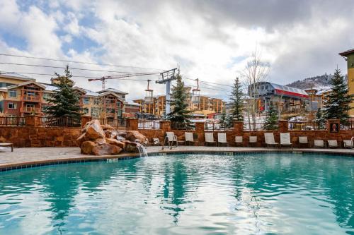 Park City House | The Grand Summit Hotel in the Canyons Village - Walk to Ski Lift - Pool, Gym, Spa, More!