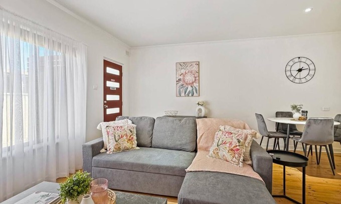 Grange Apartment | 'The Grange' Coastal Charm near Henley Beach