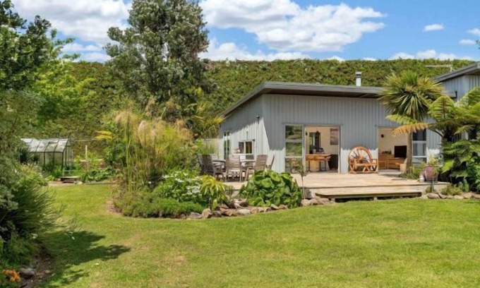 Whangamata House | The Grass is Greener Getaway