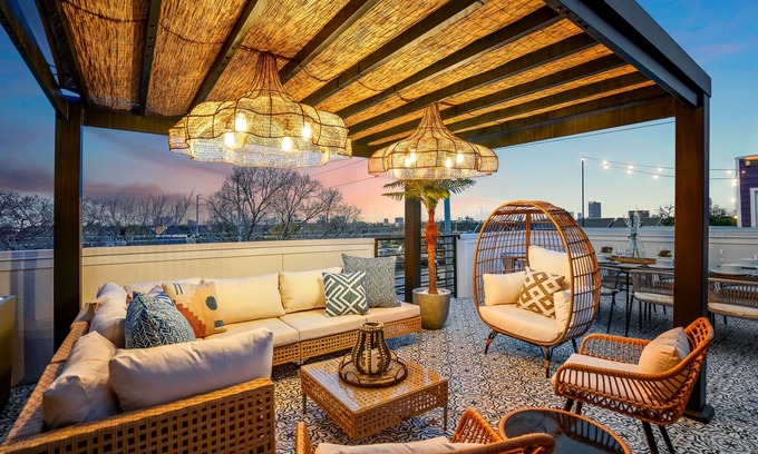 South Central Houston House | The Green Haus: Luxxe Cabana Rooftop Retreat