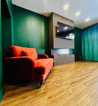 Tideswell Apartment | The Green Room