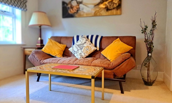 Bray on Thames Apartment | The Green Views for Contractors, Family/Couples, Tourists