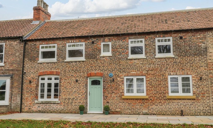 Goodmanham Cottage | THE GROOM’S COTTAGE, character holiday cottage in Market Weighton