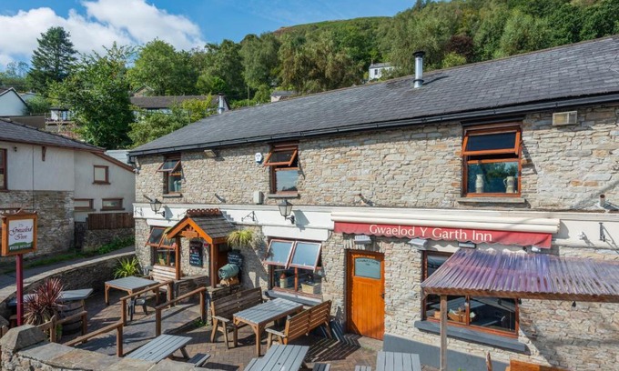 Nantgarw Hotel | The Gwaelod y Garth Inn
