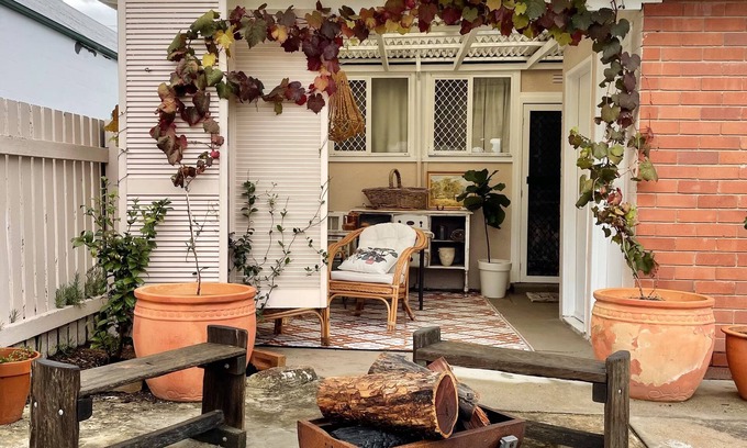 Tenterfield Apartment | The Gypsy Saddler across from Tenterfield Saddler