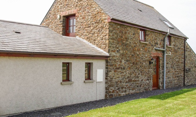 Kilgetty Cottage | THE HAGGUARD, family friendly, with a garden in Kilgetty