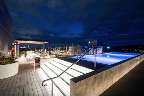 Dickson Apartment | The Hamptons - Lux 2 Bed 2 Bath, Pool - Central Location