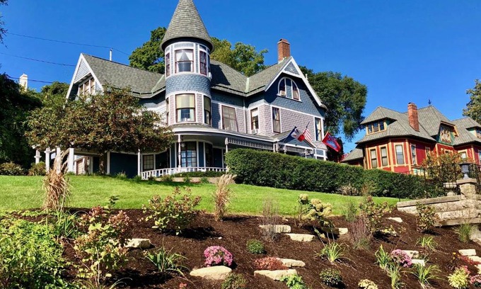 Dubuque Bed & Breakfast | The Hancock House Bed & Breakfast Inn