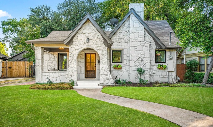 Dallas House | The Hansel-Modern 4 Bed, 3 Bath Bungalow, Hot Tub