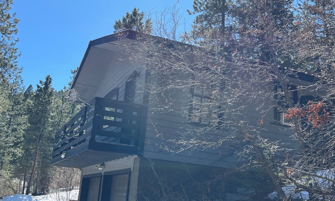 Indian Hills Cabin | The Happy Bear Lodge. Private, cozy, clean and minutes from Red Rocks
