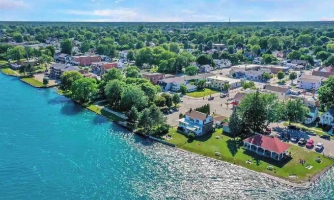 Marine City House | The Harbor House - Entire 1st Floor Waterfront