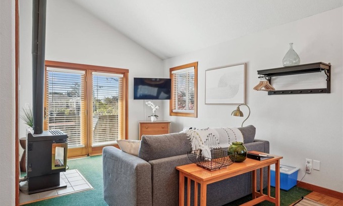 Downtown Cannon Beach House | The Harrison Inn * Blue Sky Suite - New Listing! Beachcomber Vacation Homes