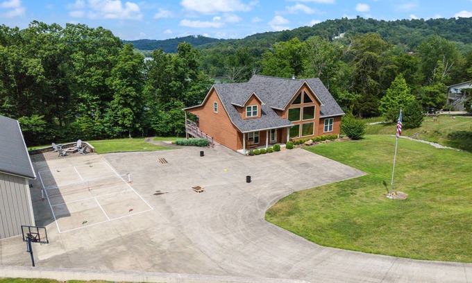 Clarkson House | The Hawk's Nest, a 2 Acre 7 Bedroom 5 bath property with 15 beds.