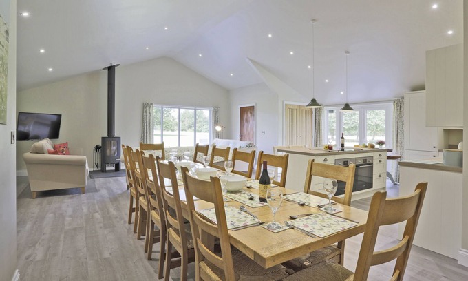 Beccles House | The Hen House - Seven Bedroom House, Sleeps 14